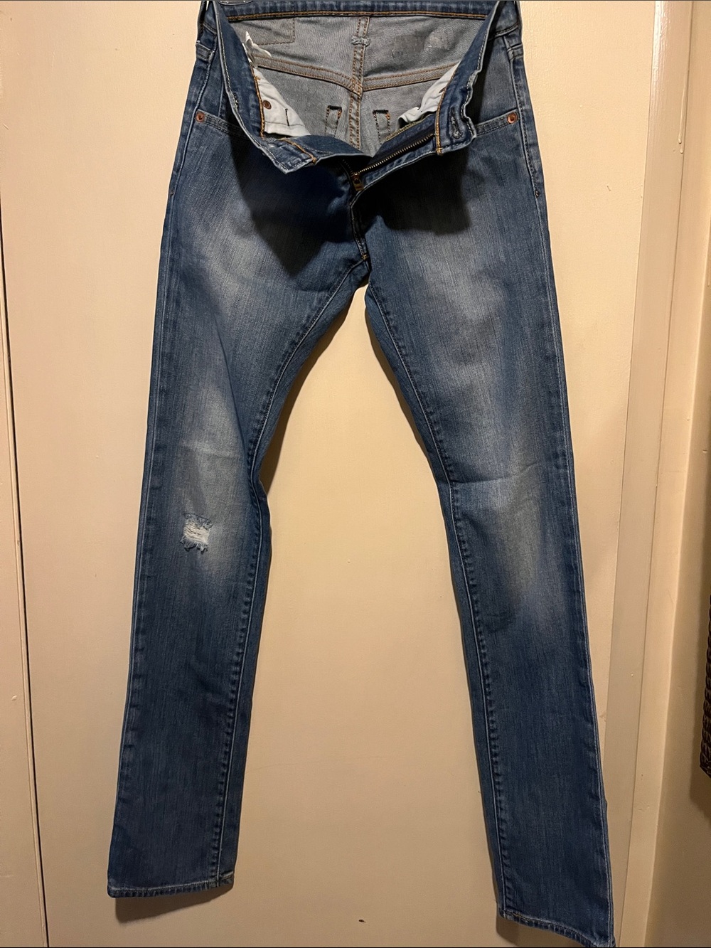 Women's Levi Strauss&Co Skinny Jeans in Mid Wash Blue with Subtle Distressing